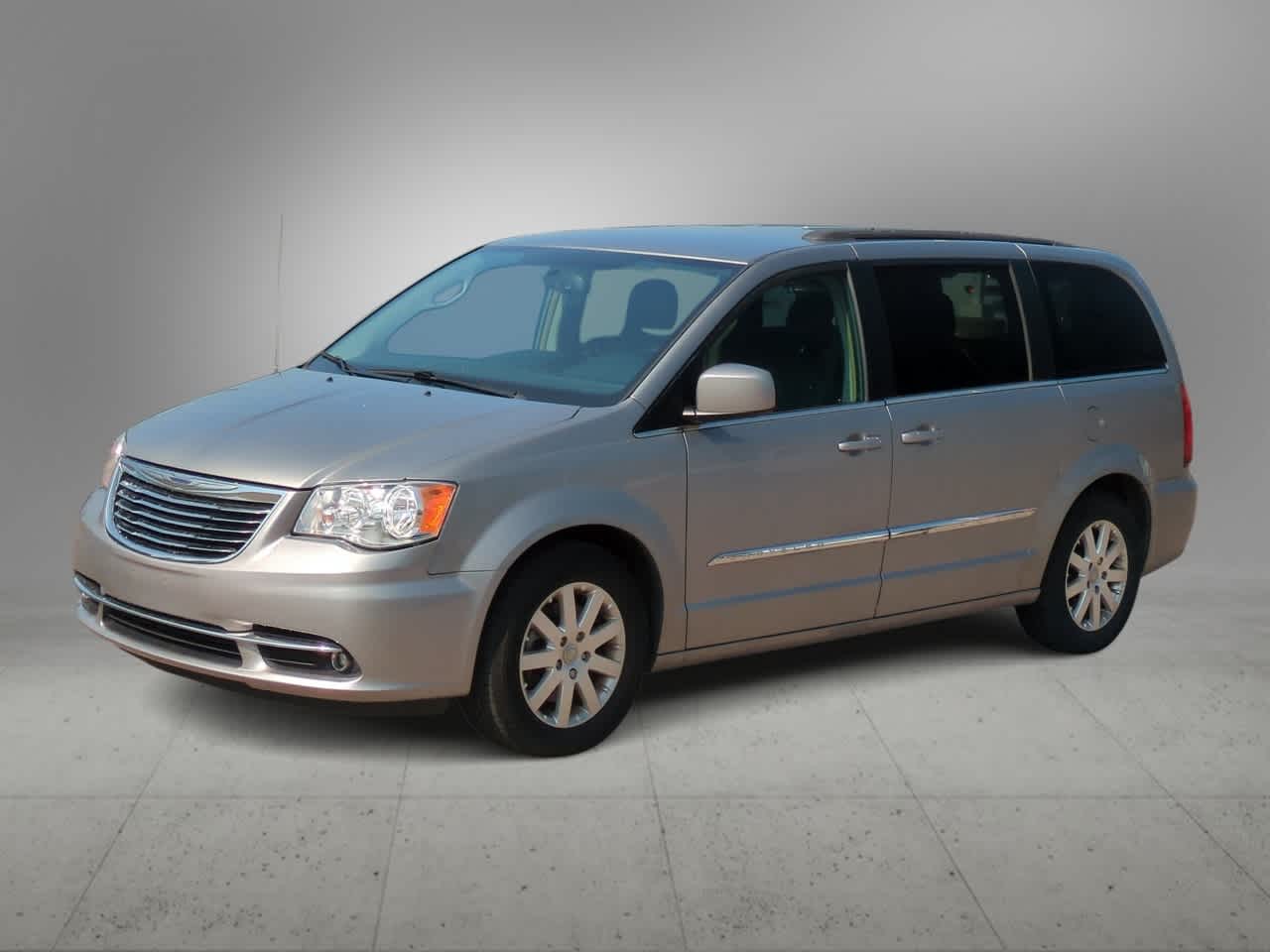 Thumbnail: 2015 Chrysler Town & Country - 4