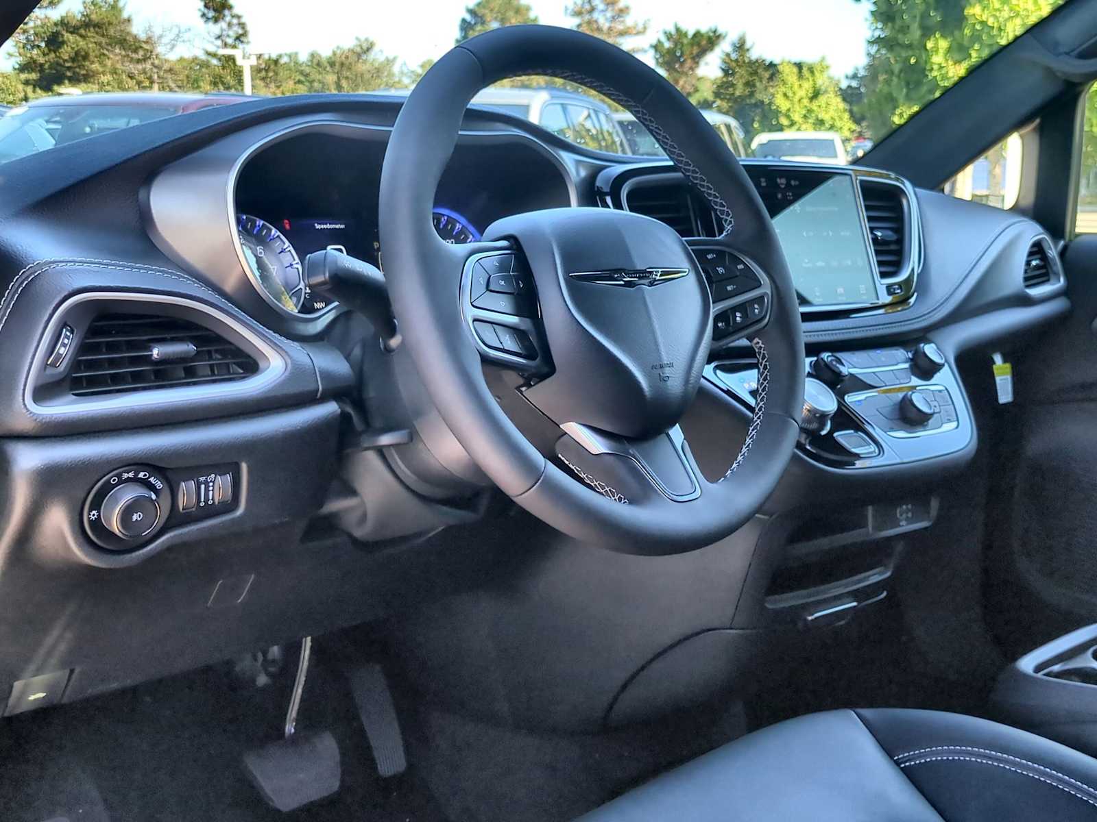 Thumbnail: 2026 Chrysler Pacifica - 10