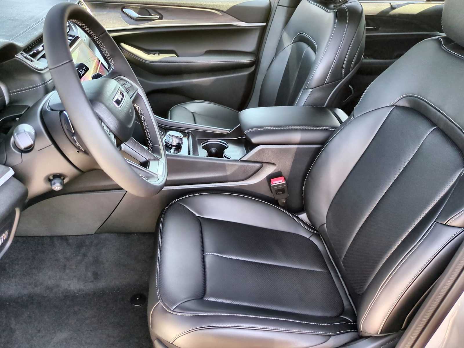 Thumbnail: 2025 Jeep Grand Cherokee - 16