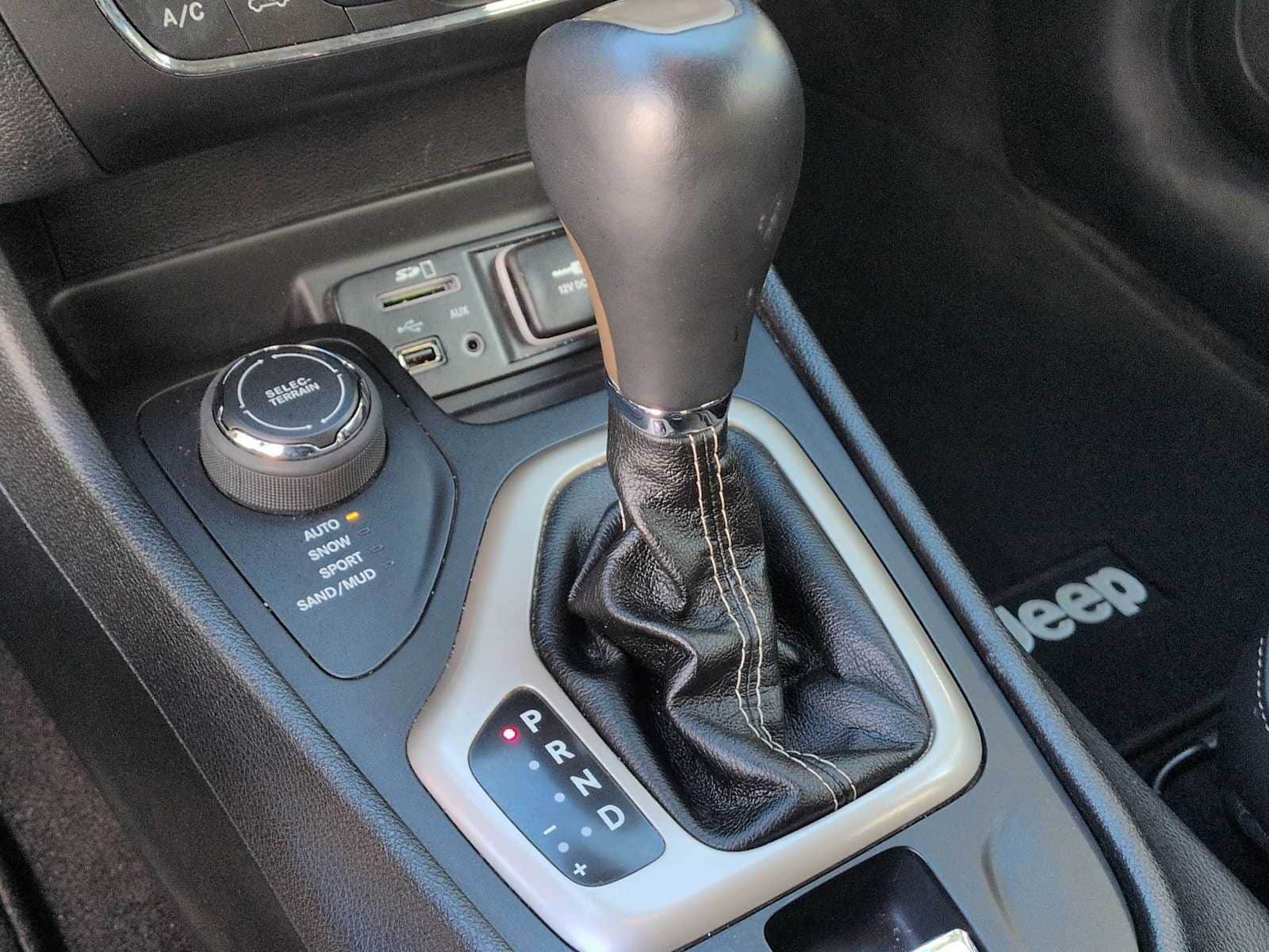 Thumbnail: 2017 Jeep Cherokee - 33