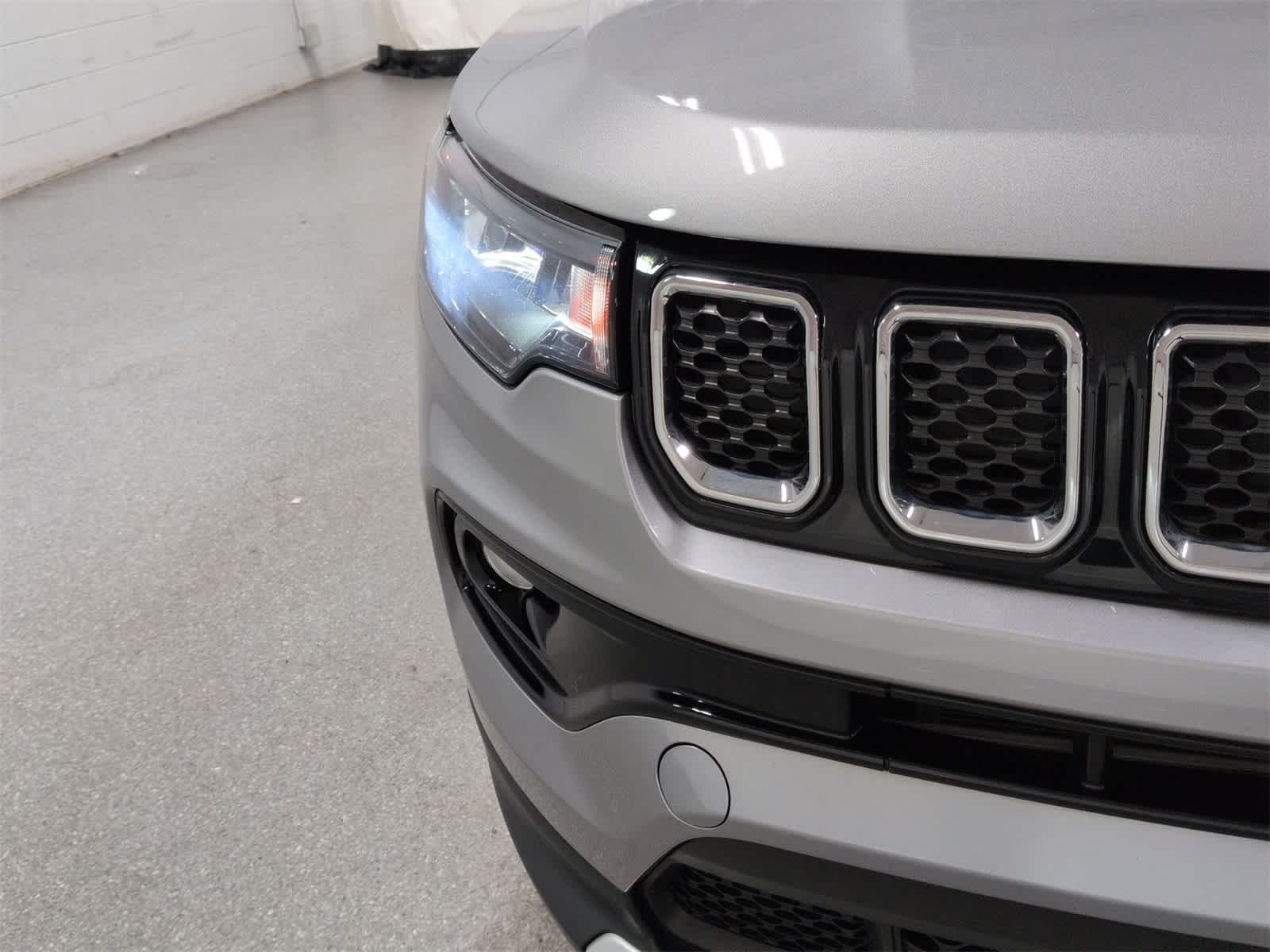 Thumbnail: 2023 Jeep Compass - 11