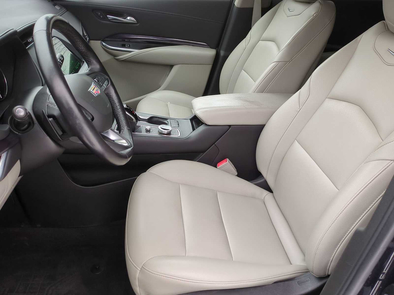 Thumbnail: 2022 Cadillac XT4 - 16