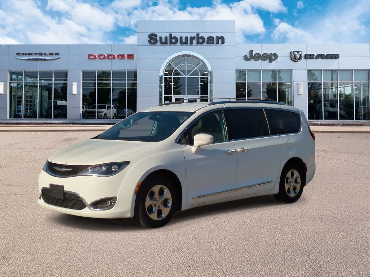 Thumbnail: 2017 Chrysler Pacifica - 4