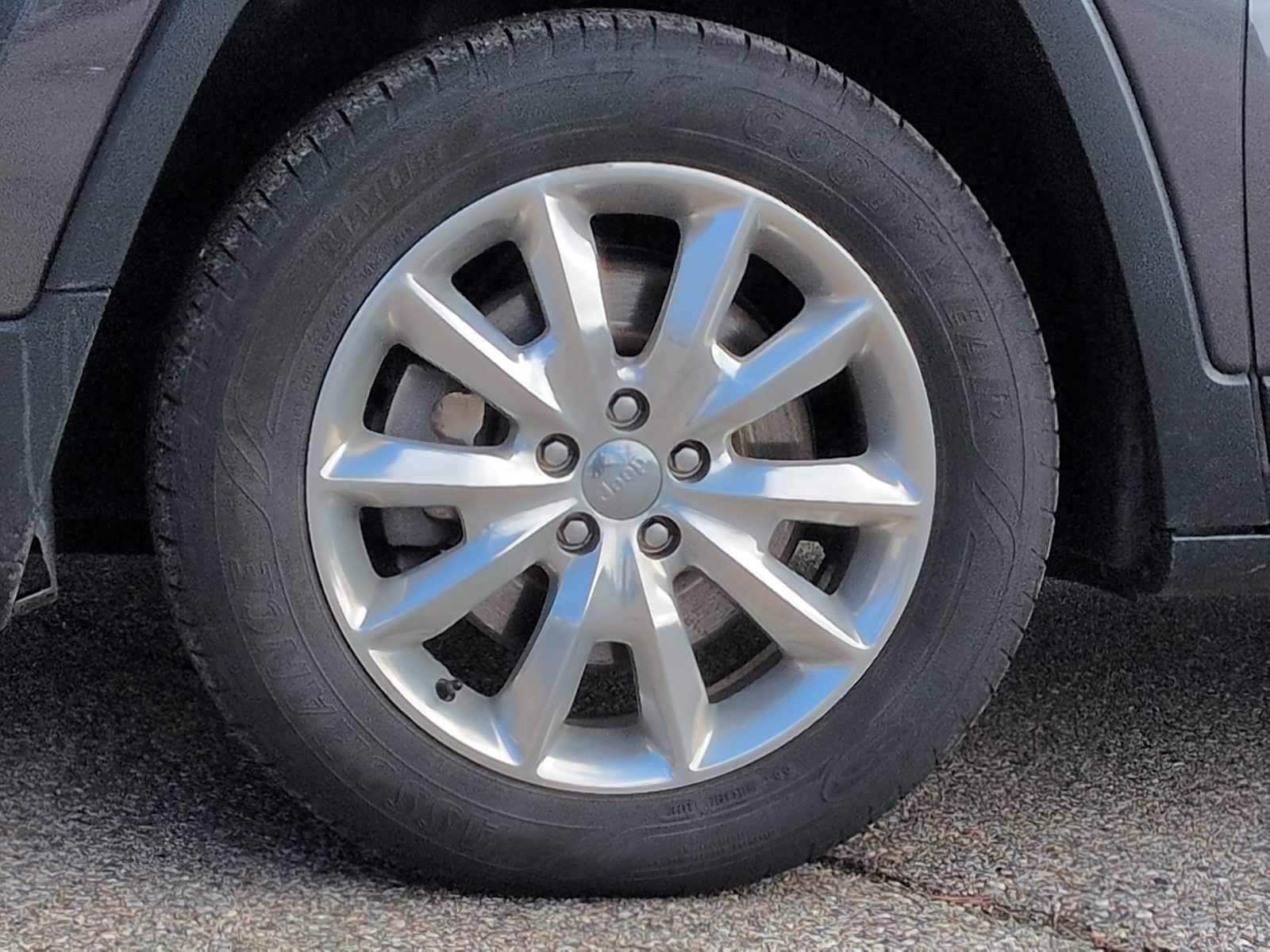 Thumbnail: 2017 Jeep Cherokee - 14