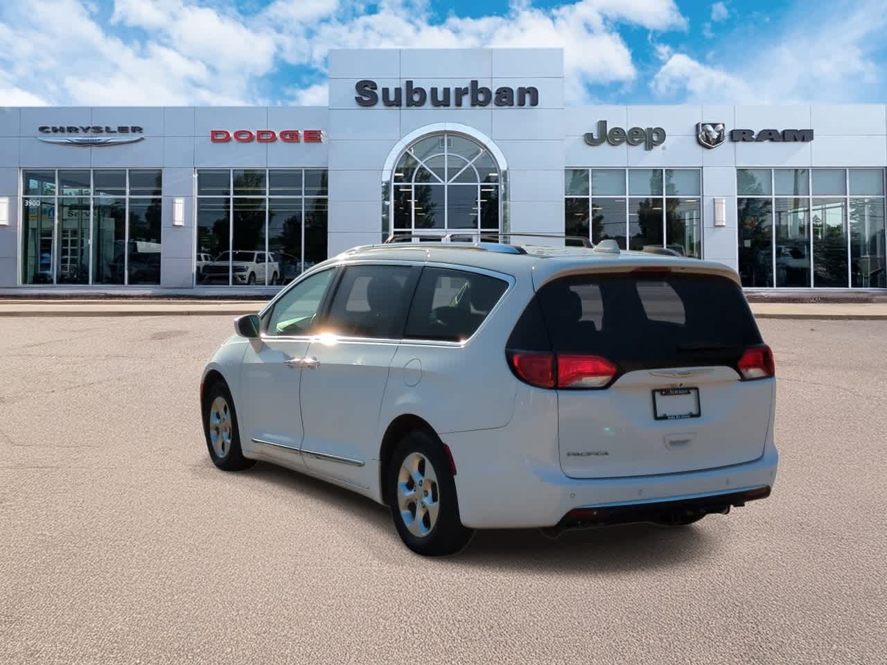 Thumbnail: 2017 Chrysler Pacifica - 6