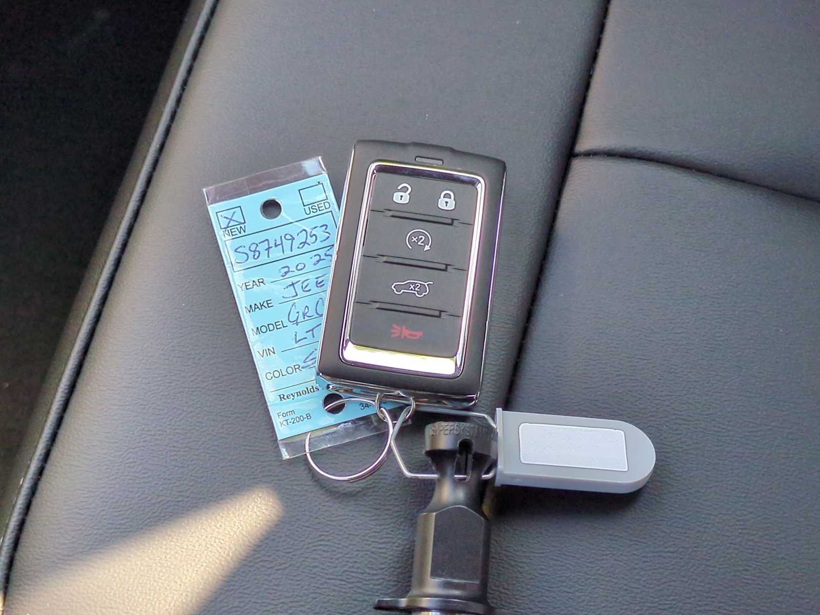 Thumbnail: 2025 Jeep Grand Cherokee - 34