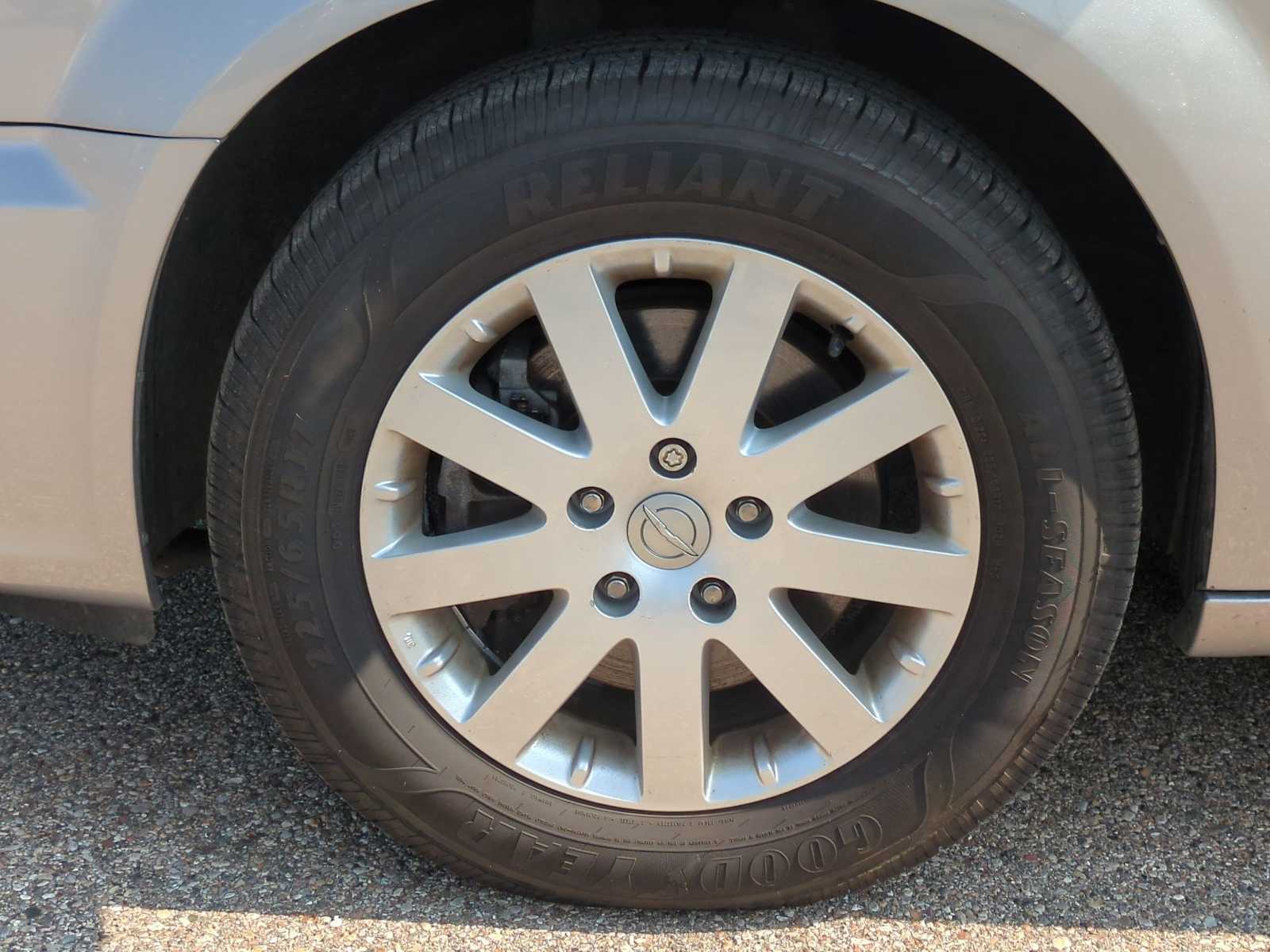 Thumbnail: 2015 Chrysler Town & Country - 14