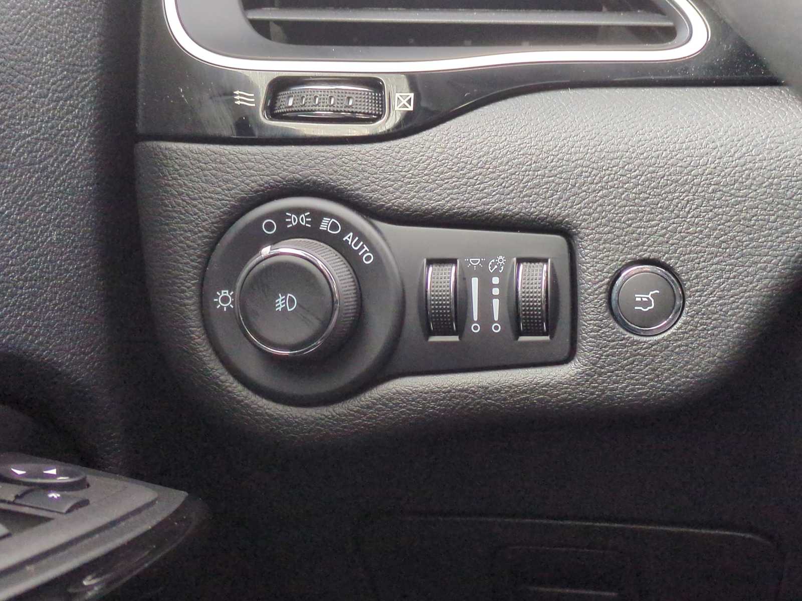 Thumbnail: 2023 Jeep Cherokee - 40