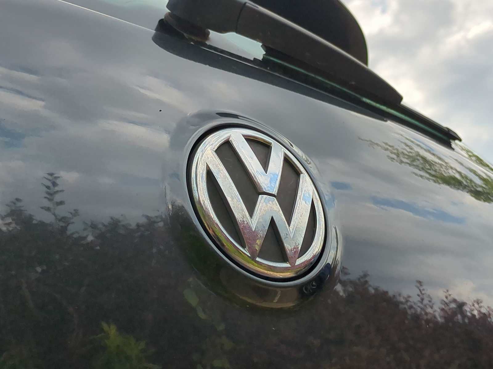 Thumbnail: 2011 Volkswagen Golf - 12