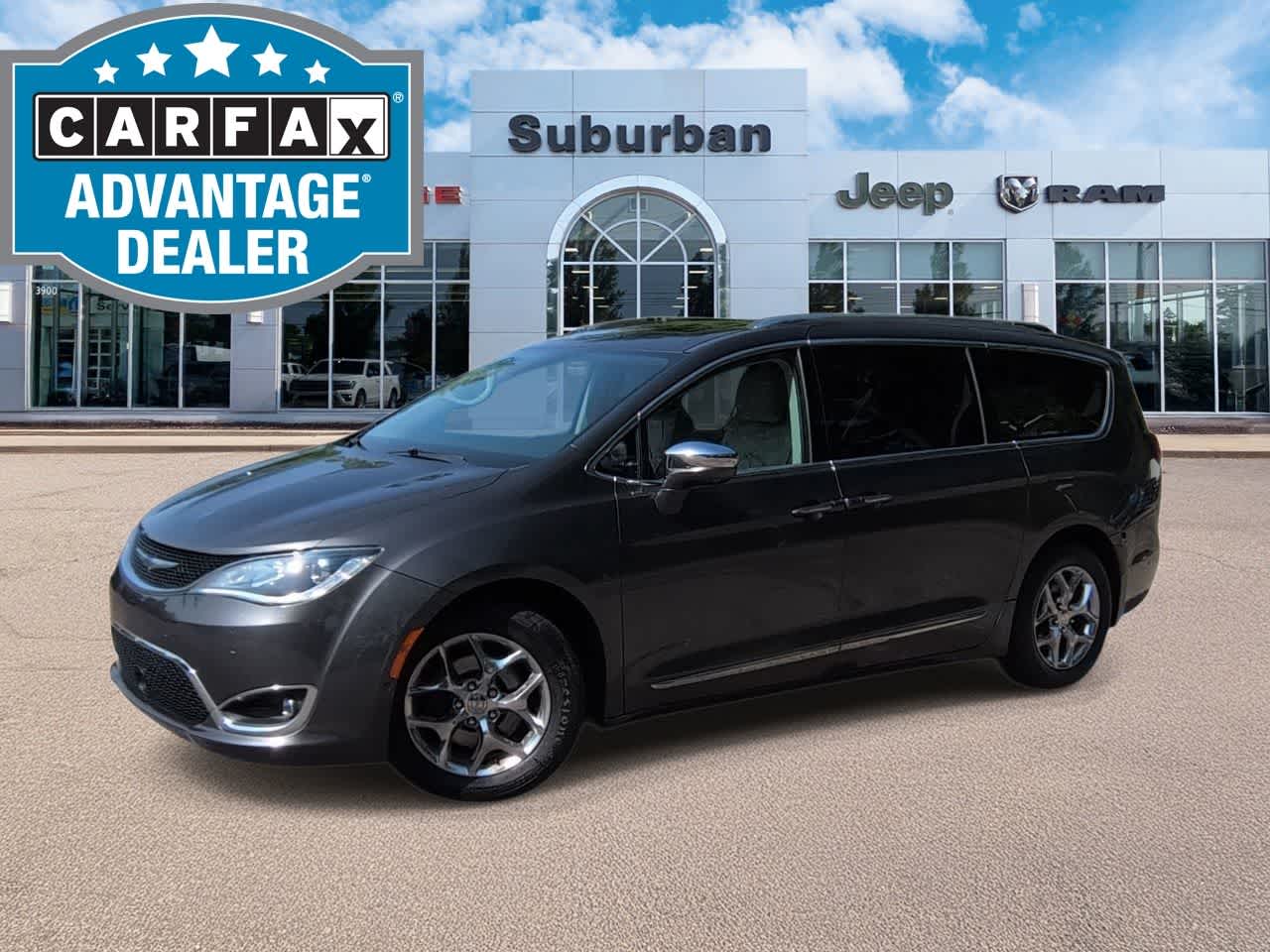 2017 Chrysler Pacifica Limited's photo