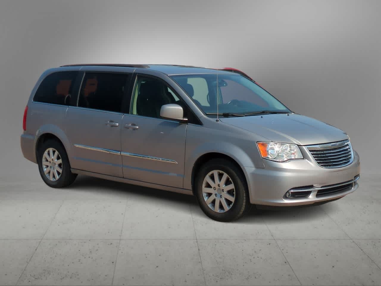 Thumbnail: 2015 Chrysler Town & Country - 2