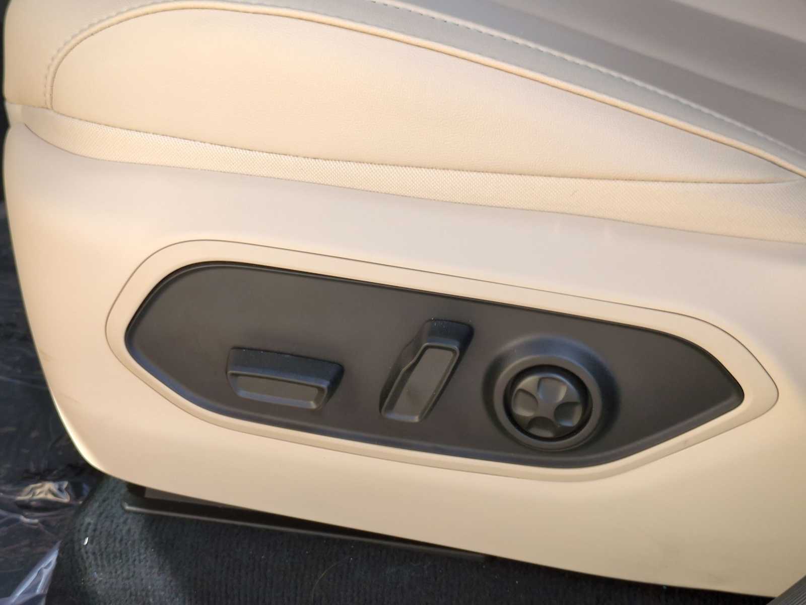 Thumbnail: 2024 Jeep Grand Cherokee - 18