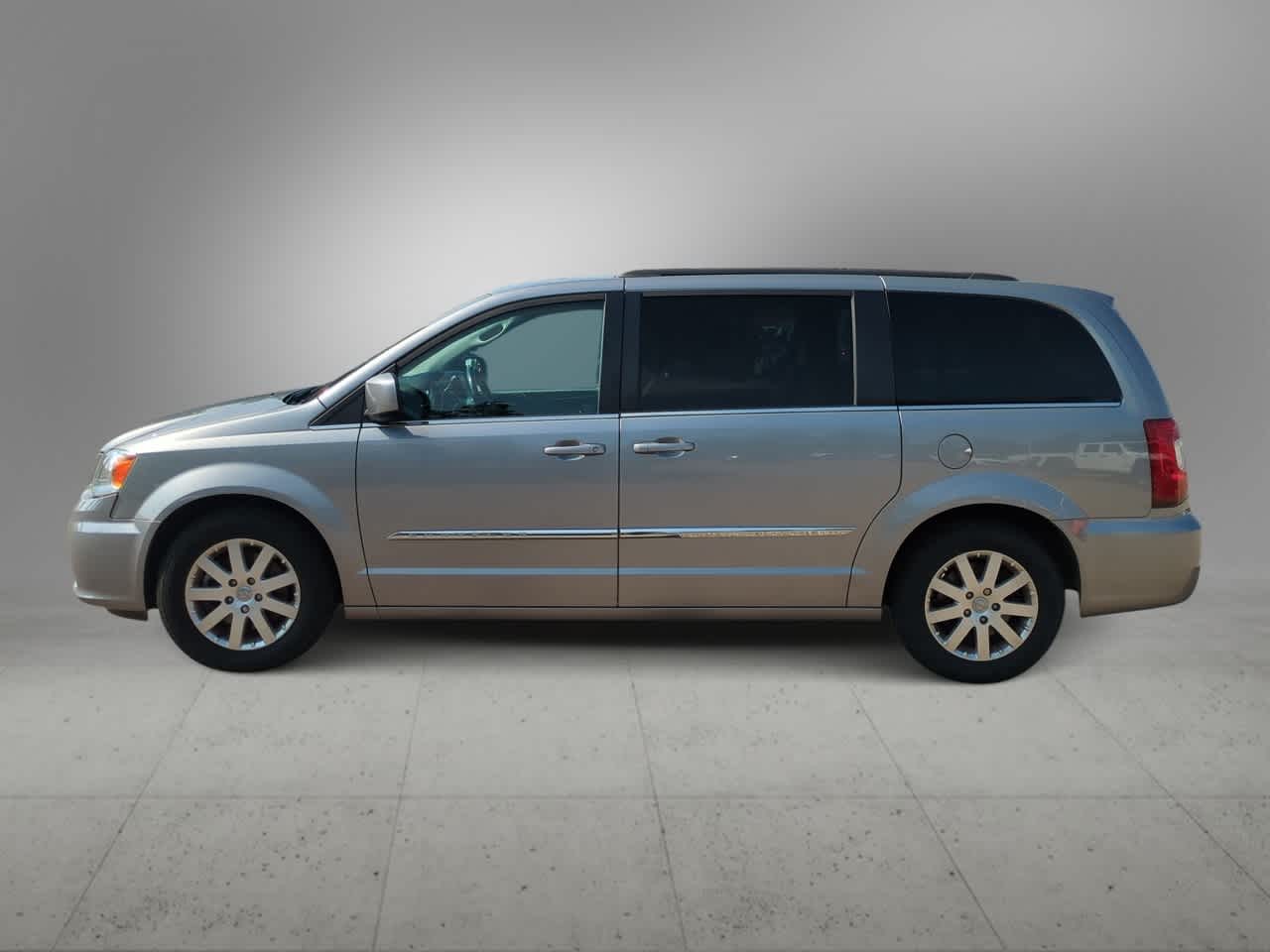 Thumbnail: 2015 Chrysler Town & Country - 5
