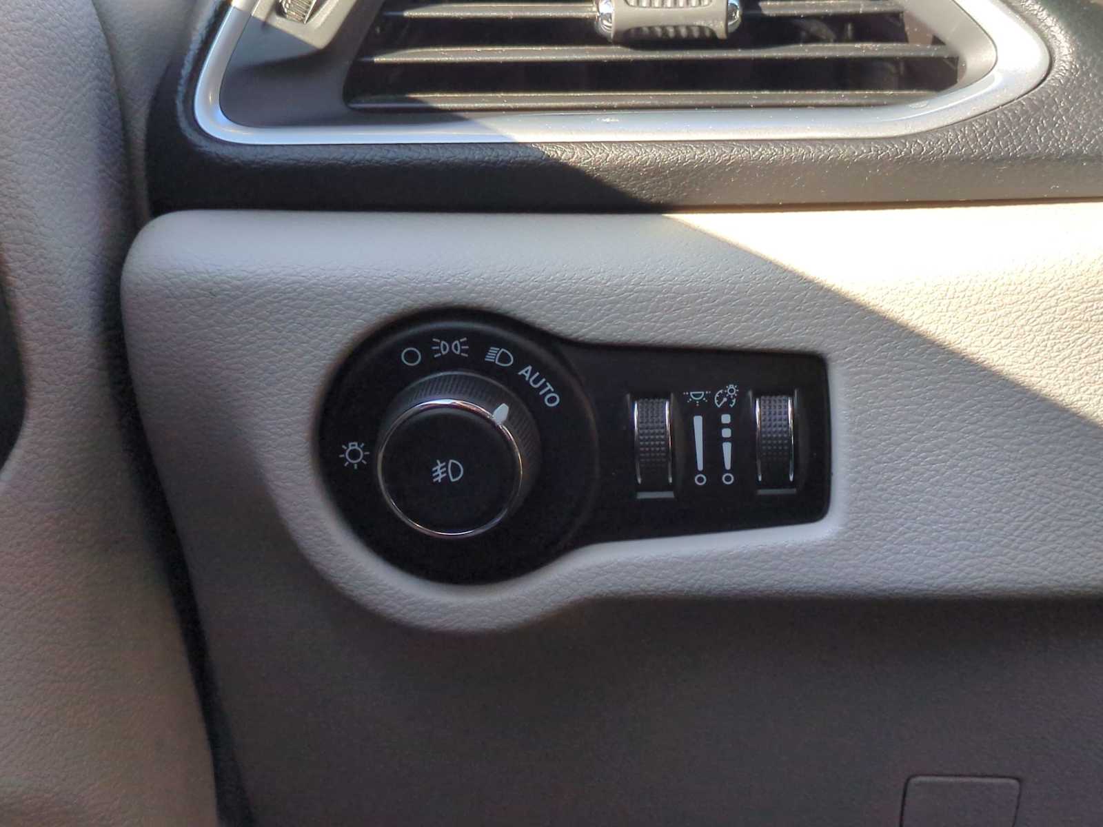 Thumbnail: 2017 Chrysler Pacifica - 38