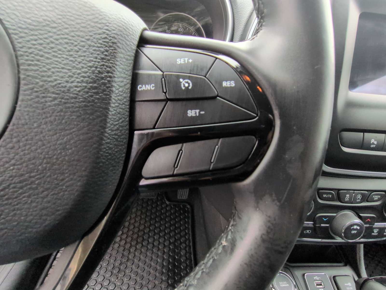 Thumbnail: 2019 Jeep Cherokee - 25