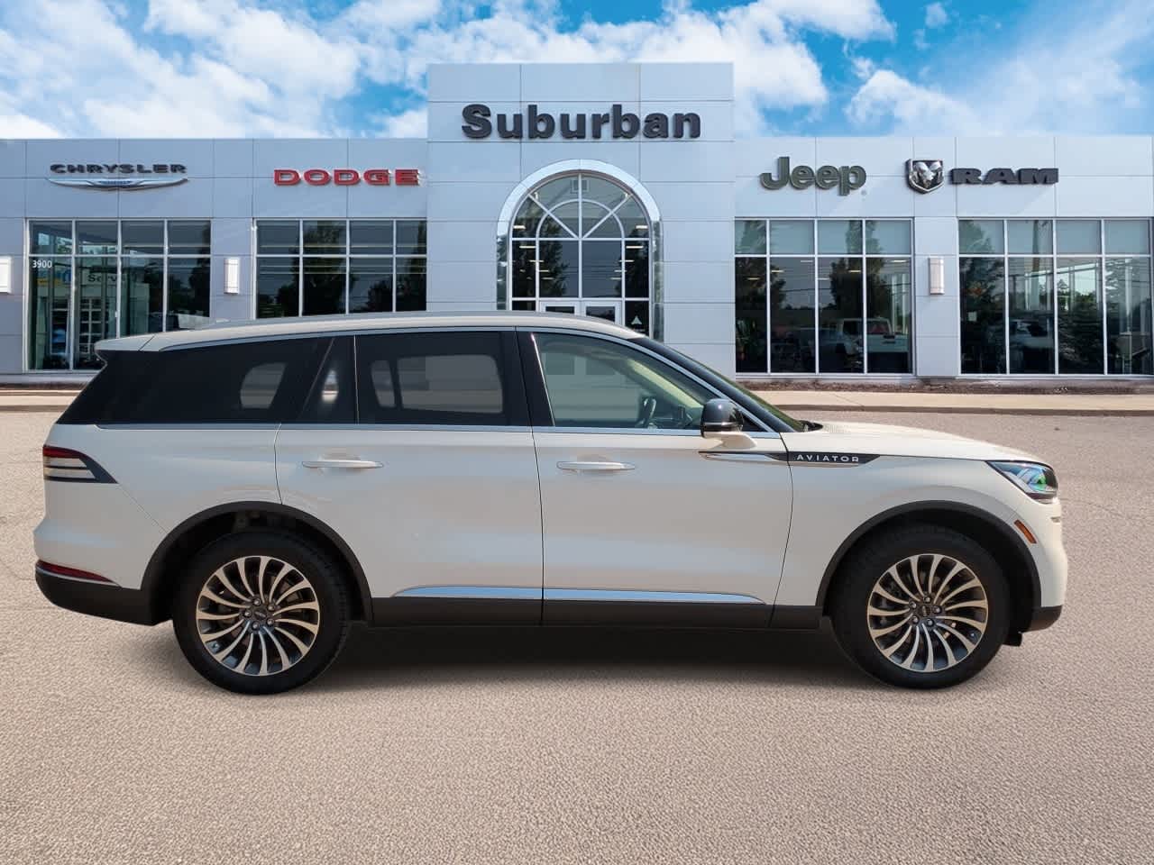 Thumbnail: 2023 Lincoln Aviator - 9