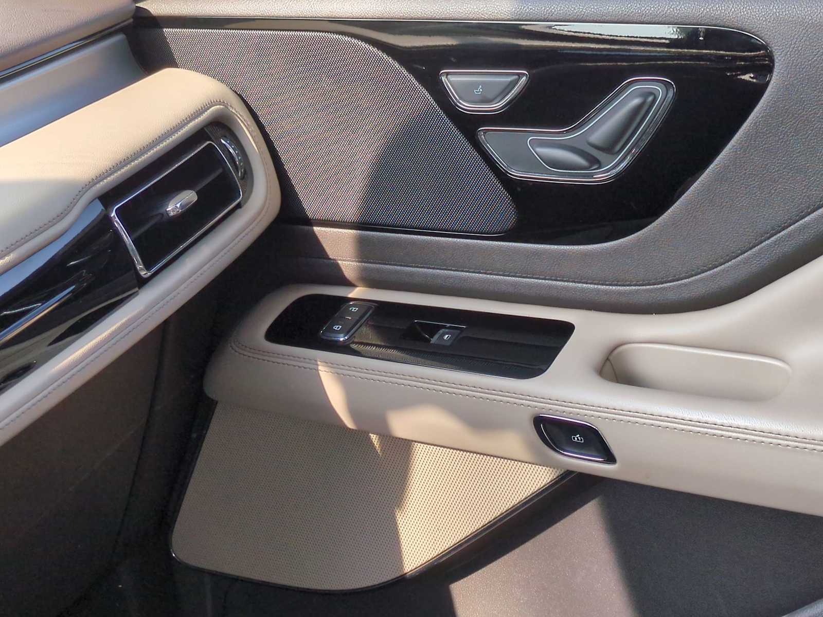 Thumbnail: 2023 Lincoln Aviator - 33