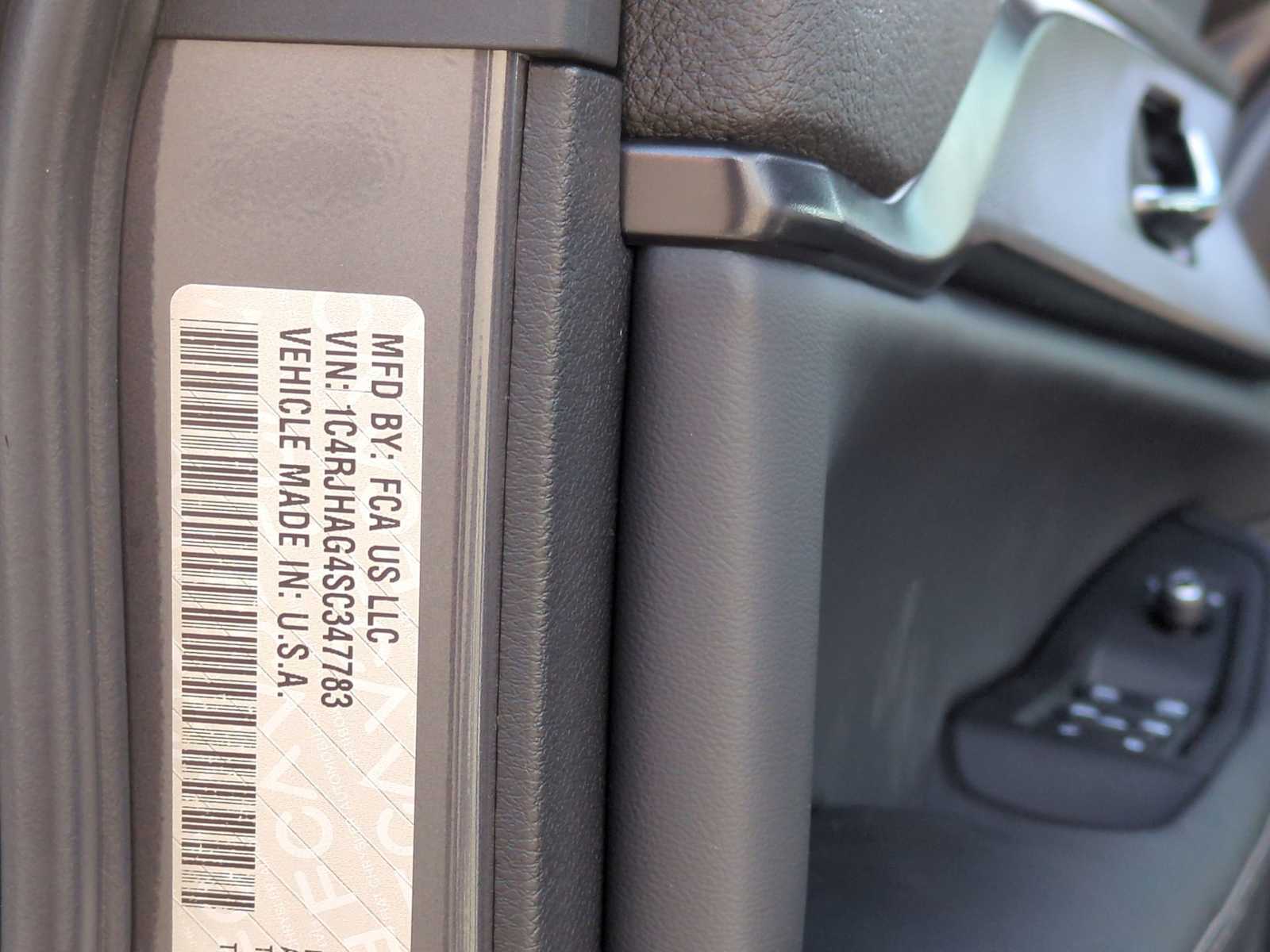 Thumbnail: 2025 Jeep Grand Cherokee - 34