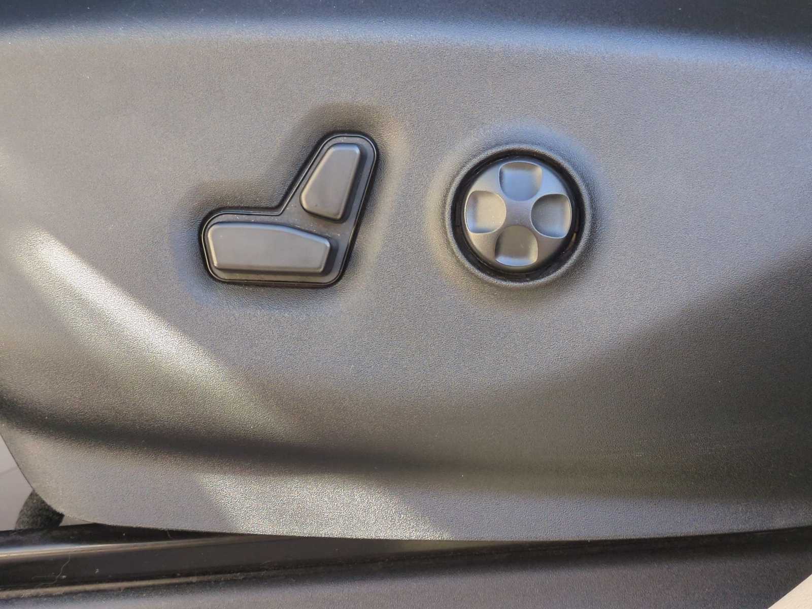 Thumbnail: 2017 Chrysler Pacifica - 17