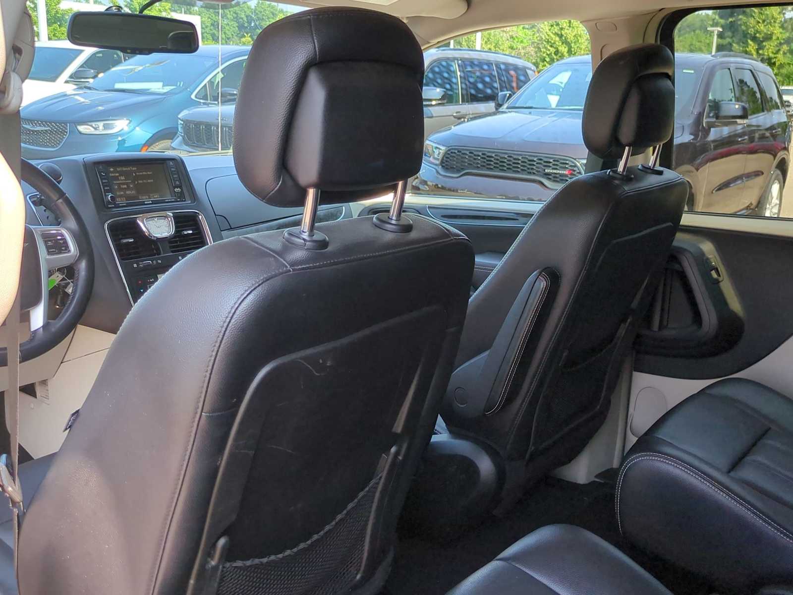 Thumbnail: 2015 Chrysler Town & Country - 19