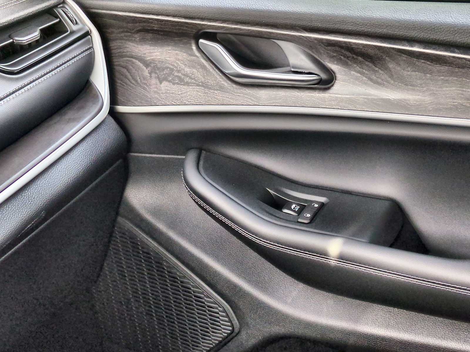 Thumbnail: 2026 Jeep Grand Cherokee - 36