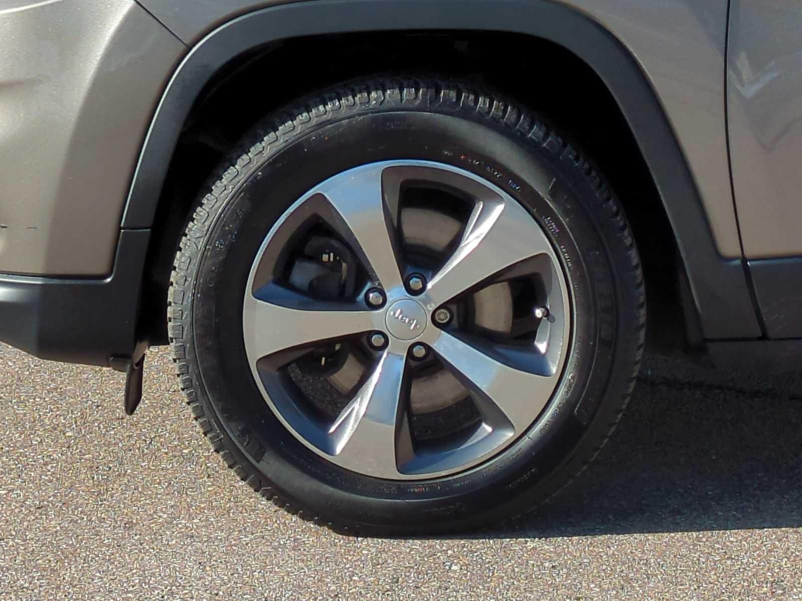 Thumbnail: 2020 Jeep Cherokee - 14