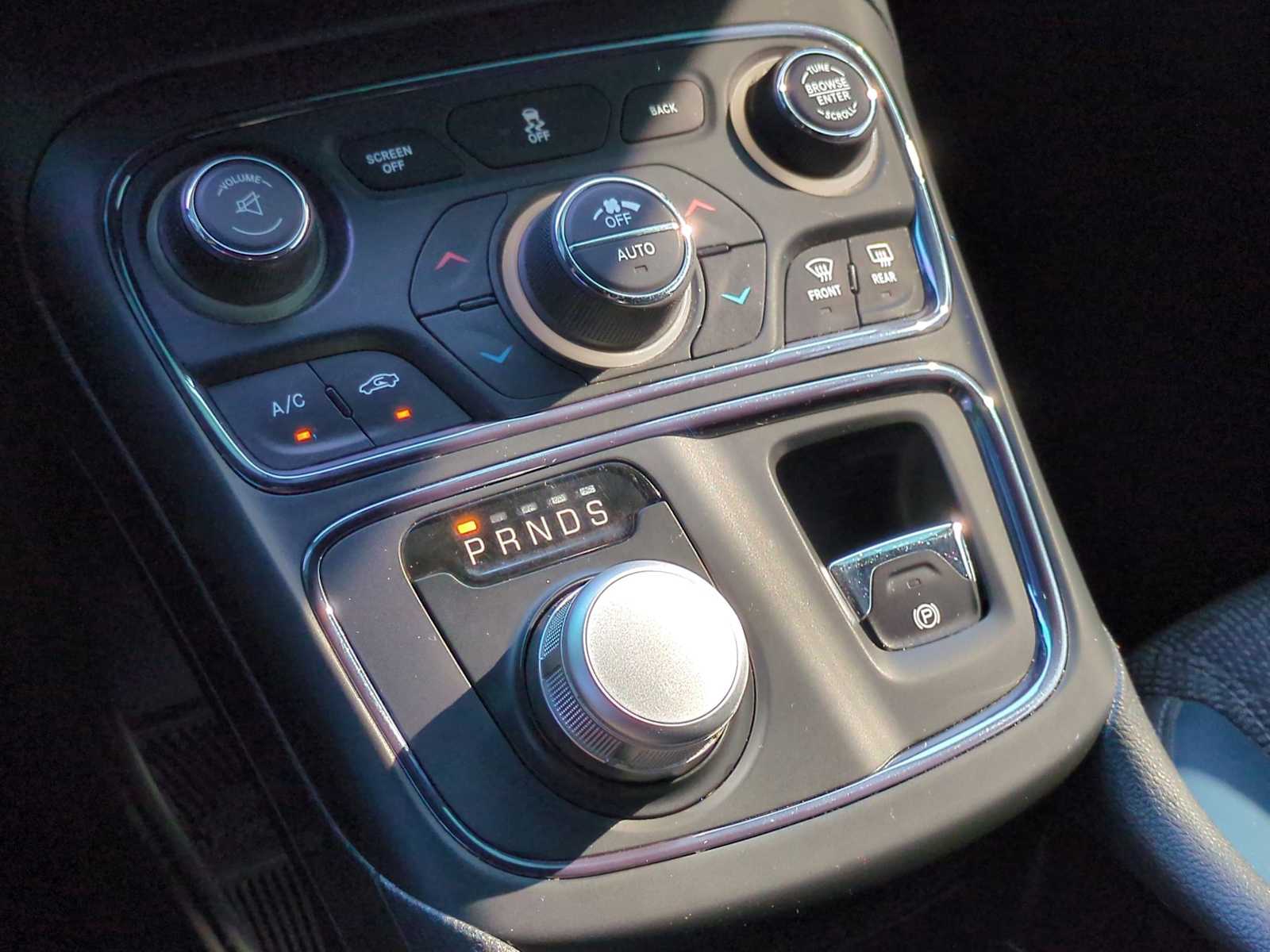 Thumbnail: 2016 Chrysler 200 - 33