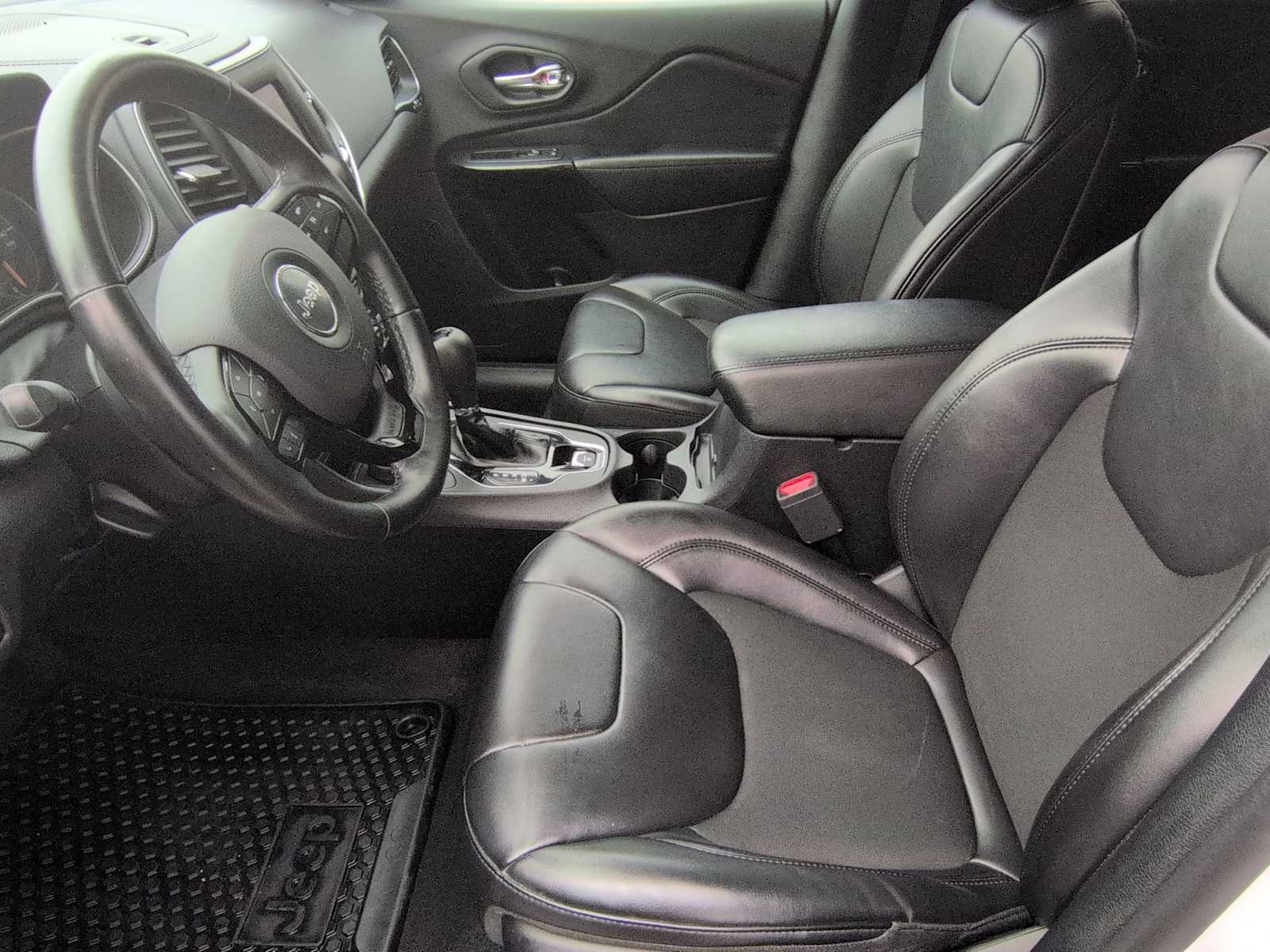 Thumbnail: 2019 Jeep Cherokee - 17