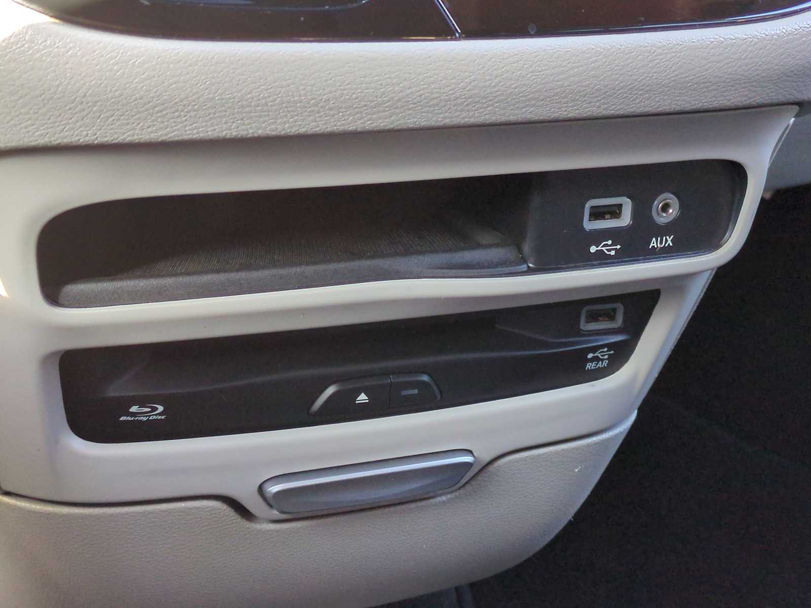 Thumbnail: 2017 Chrysler Pacifica - 31