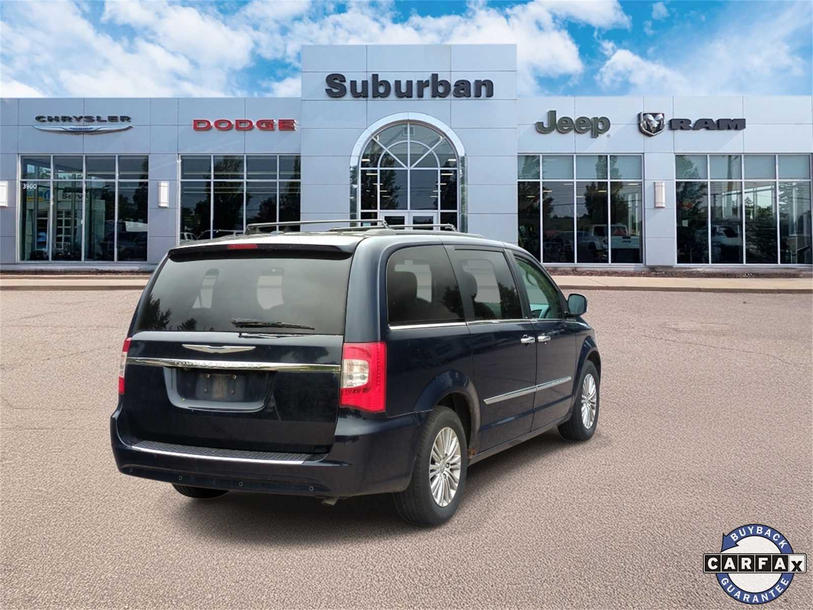 Thumbnail: 2013 Chrysler Town & Country - 8