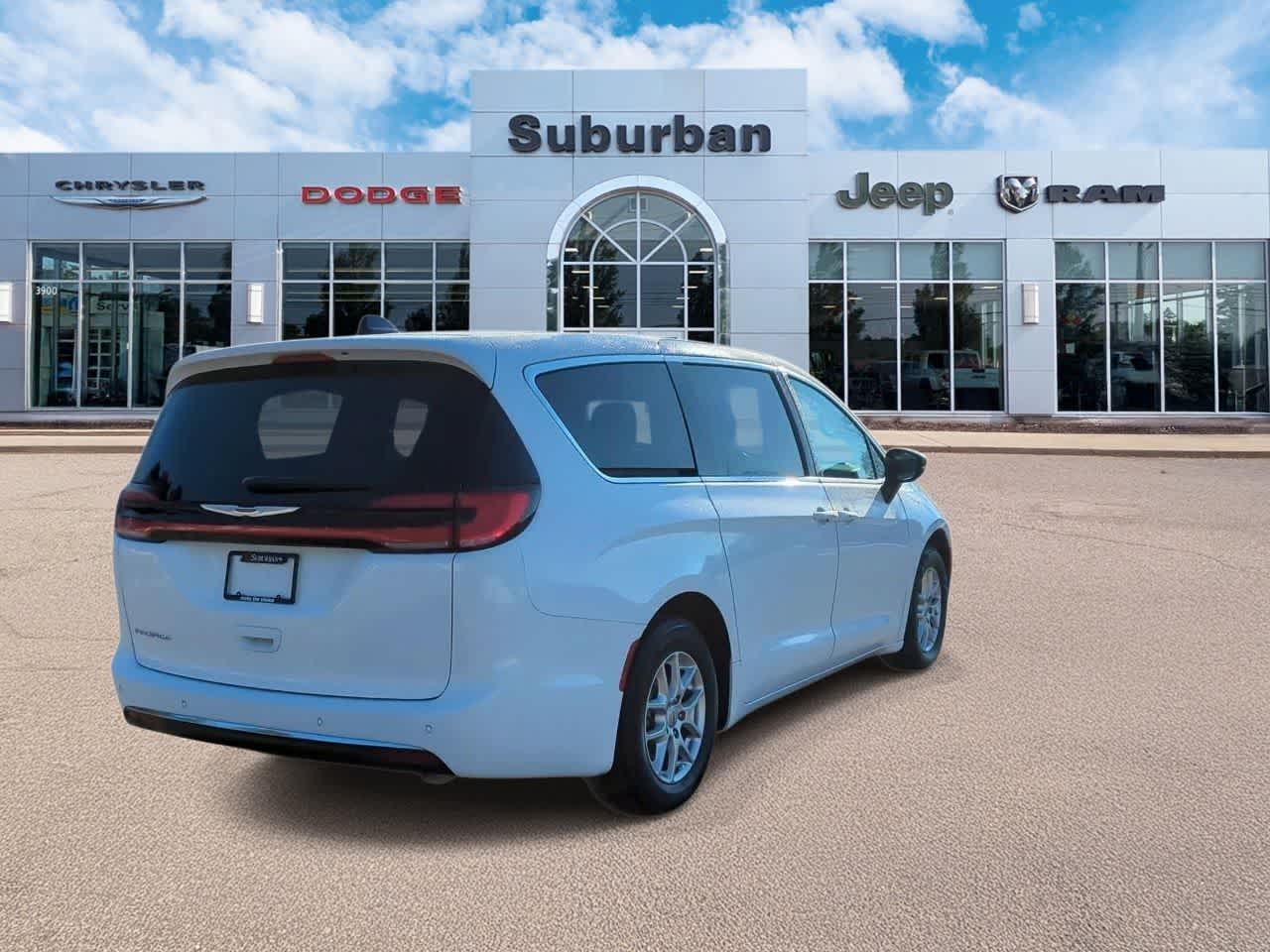 Thumbnail: 2024 Chrysler Pacifica - 8