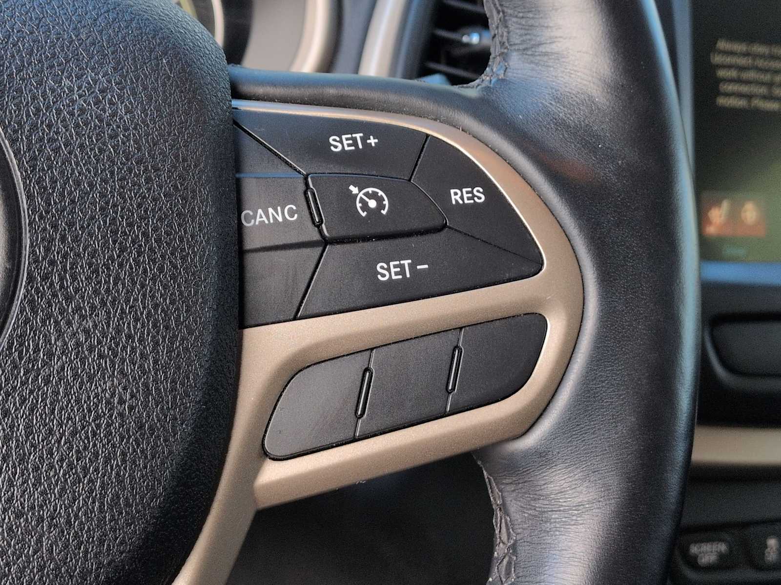 Thumbnail: 2017 Jeep Cherokee - 25