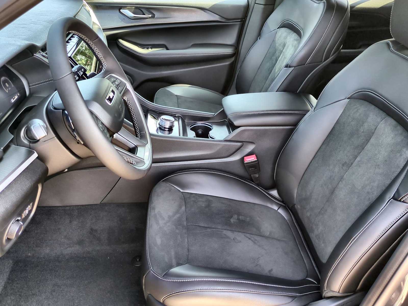 Thumbnail: 2025 Jeep Grand Cherokee - 16