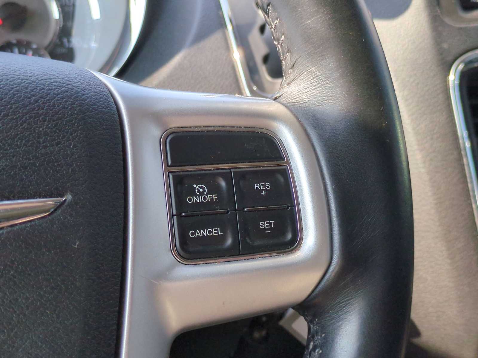 Thumbnail: 2015 Chrysler Town & Country - 25
