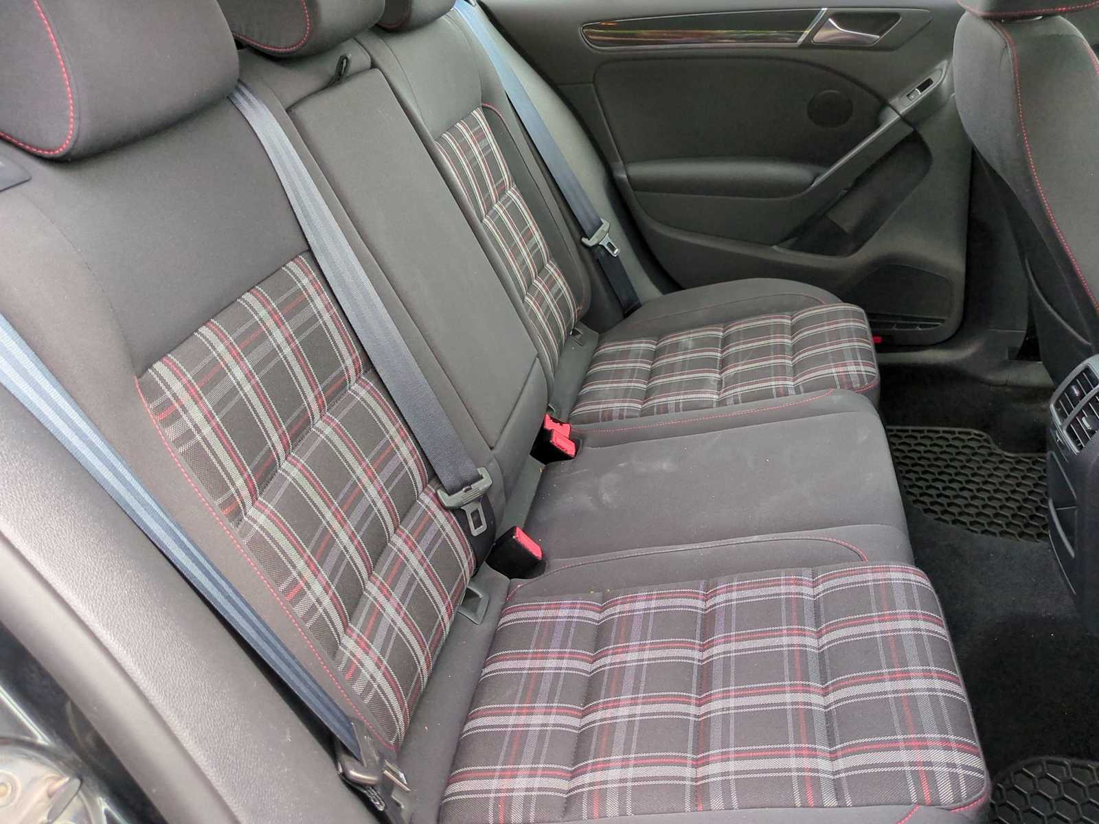 Thumbnail: 2011 Volkswagen Golf - 20