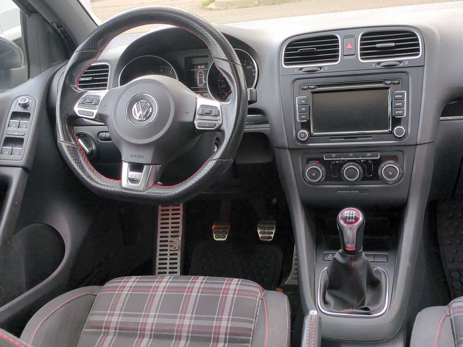Thumbnail: 2011 Volkswagen Golf - 23