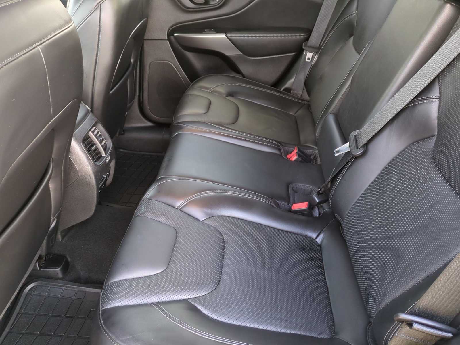 Thumbnail: 2020 Jeep Cherokee - 20