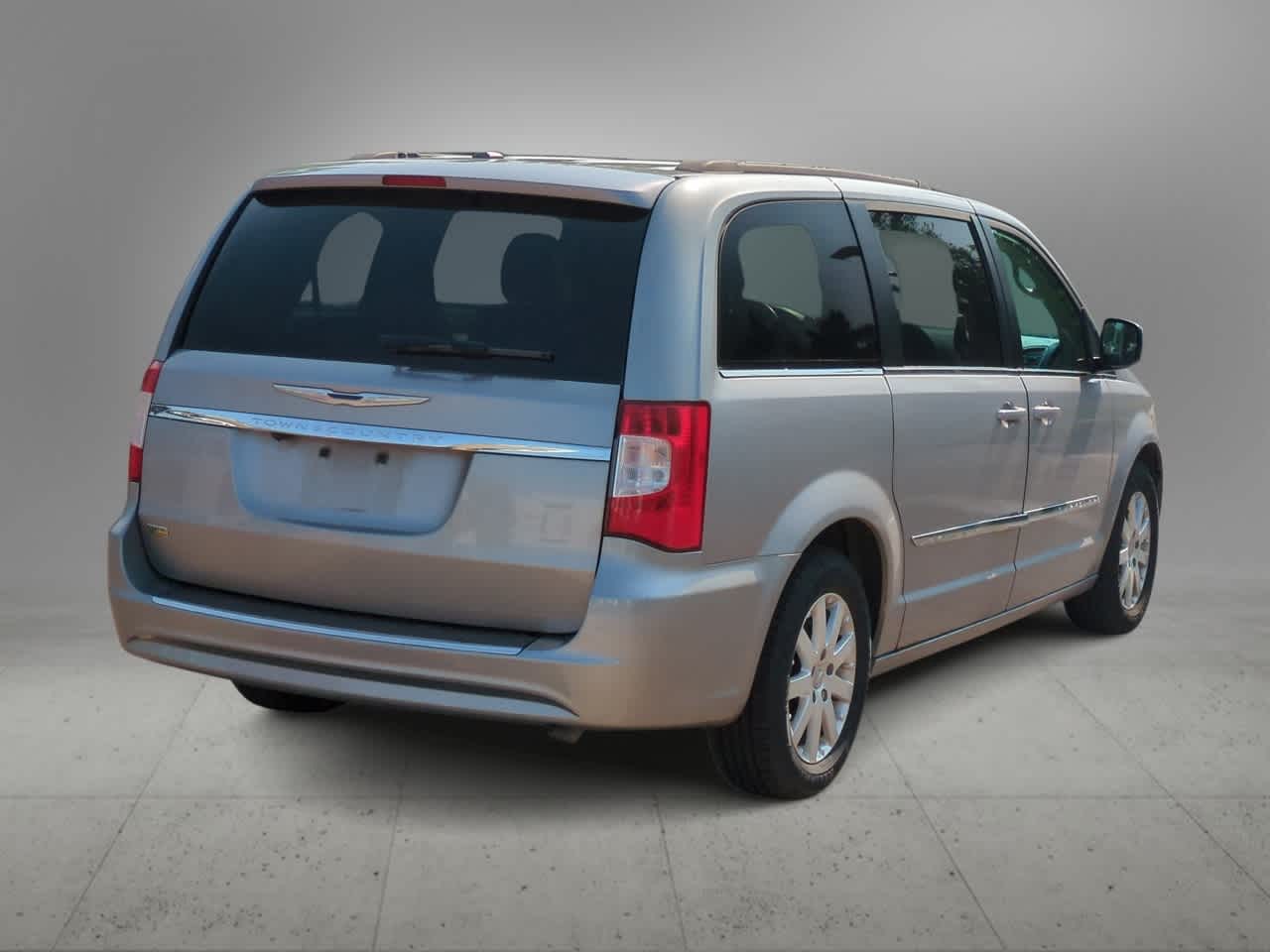 Thumbnail: 2015 Chrysler Town & Country - 8
