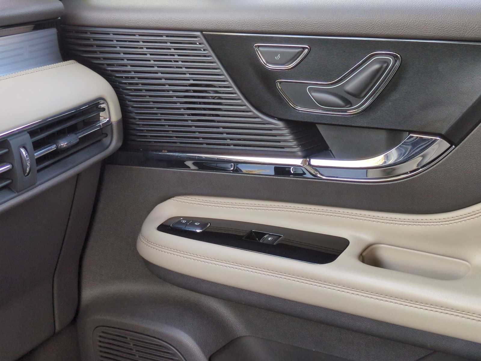 Thumbnail: 2022 Lincoln Corsair - 38