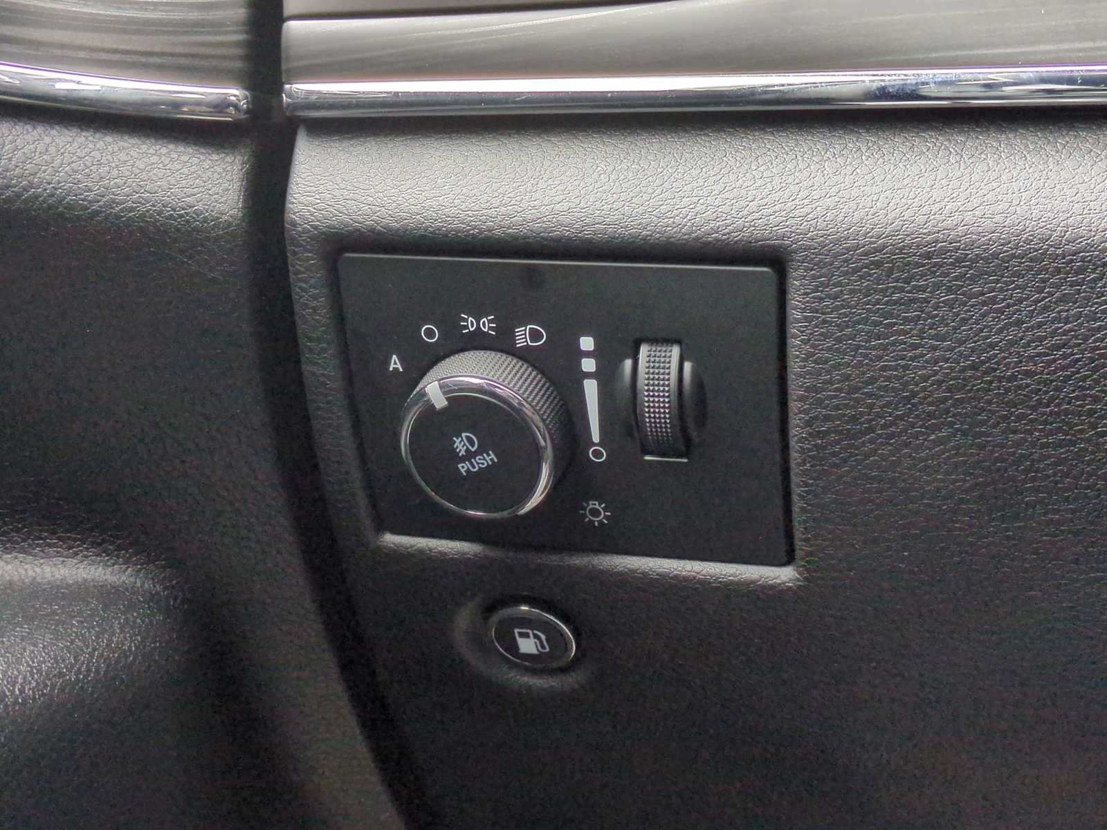 Thumbnail: 2021 Jeep Grand Cherokee - 28