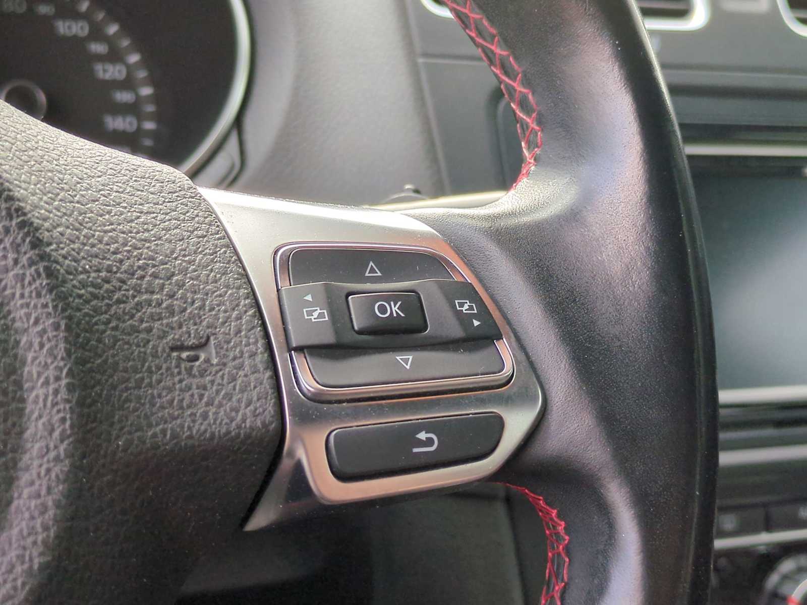 Thumbnail: 2011 Volkswagen Golf - 25
