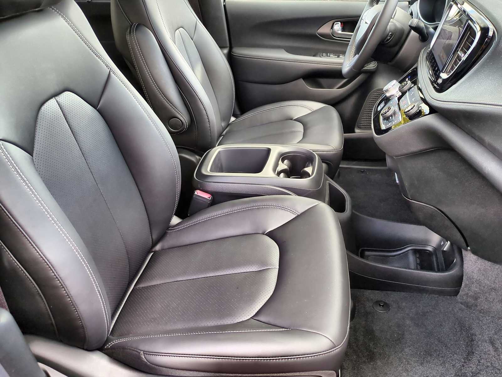 Thumbnail: 2026 Chrysler Pacifica - 21