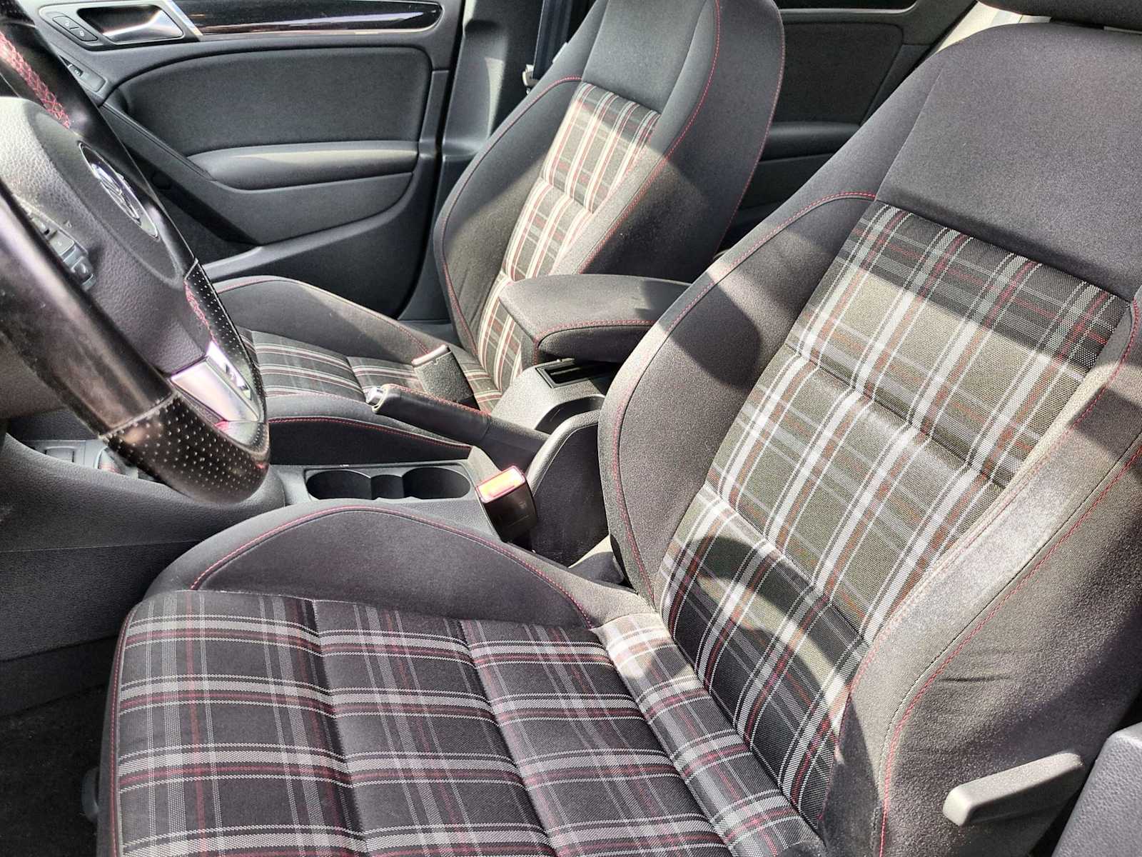 Thumbnail: 2011 Volkswagen Golf - 15