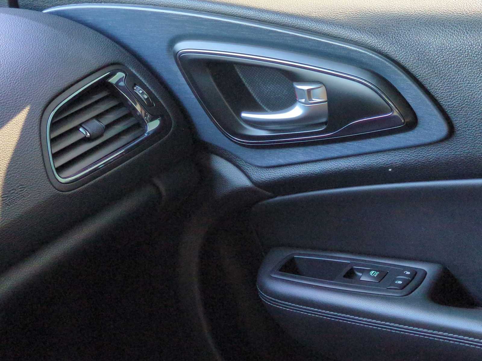 Thumbnail: 2016 Chrysler 200 - 31