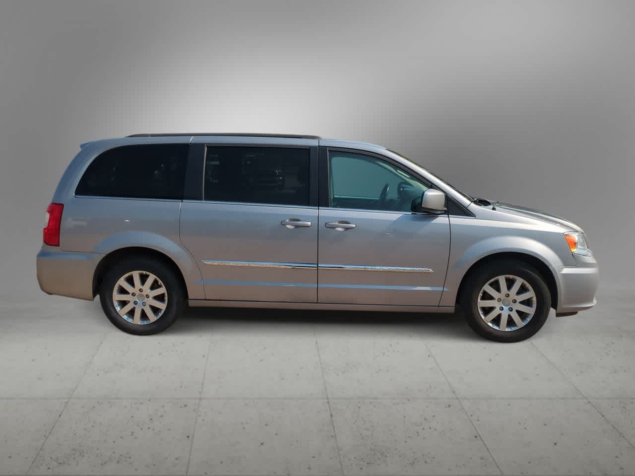 Thumbnail: 2015 Chrysler Town & Country - 9