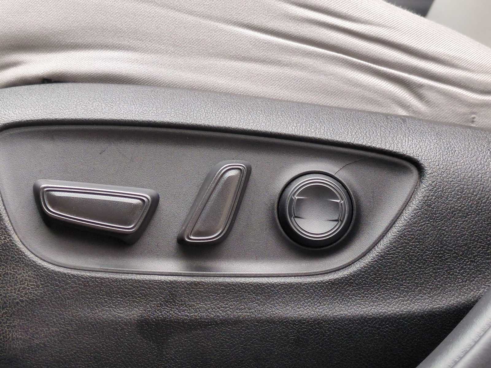 Thumbnail: 2020 Toyota RAV4 - 17