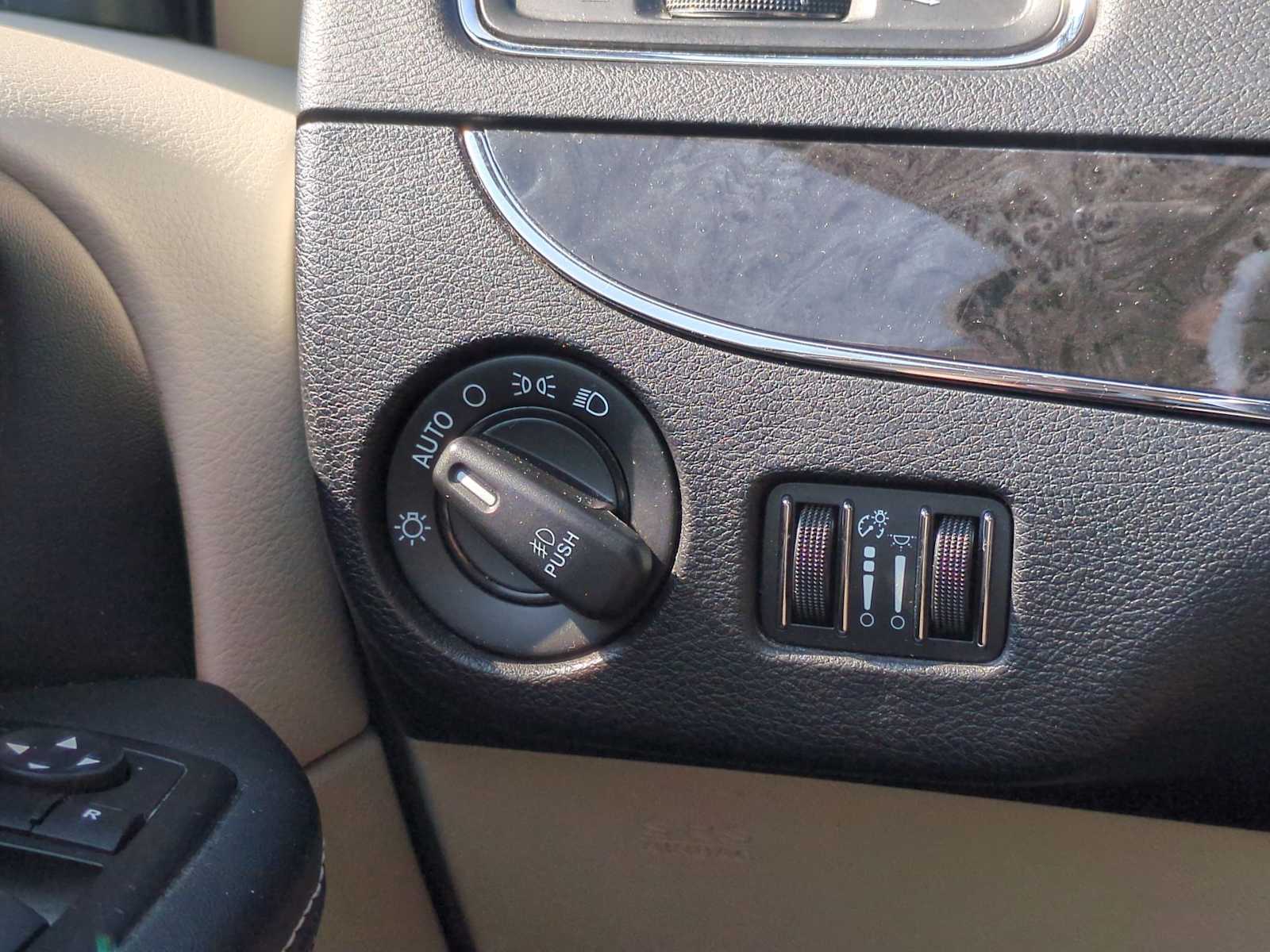 Thumbnail: 2015 Chrysler Town & Country - 27