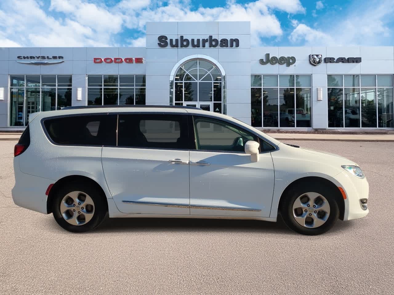 Thumbnail: 2017 Chrysler Pacifica - 9