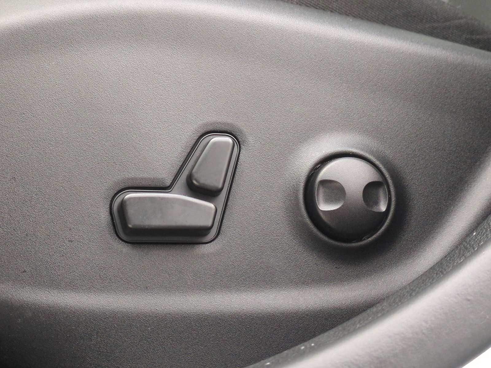 Thumbnail: 2023 Jeep Cherokee - 17