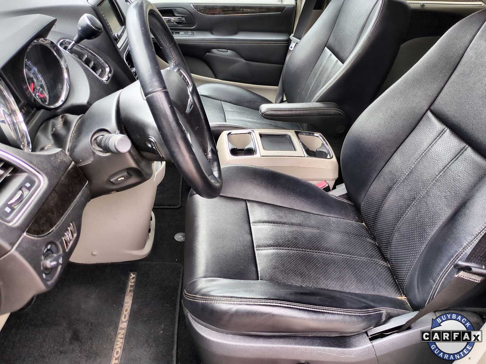 Thumbnail: 2013 Chrysler Town & Country - 17
